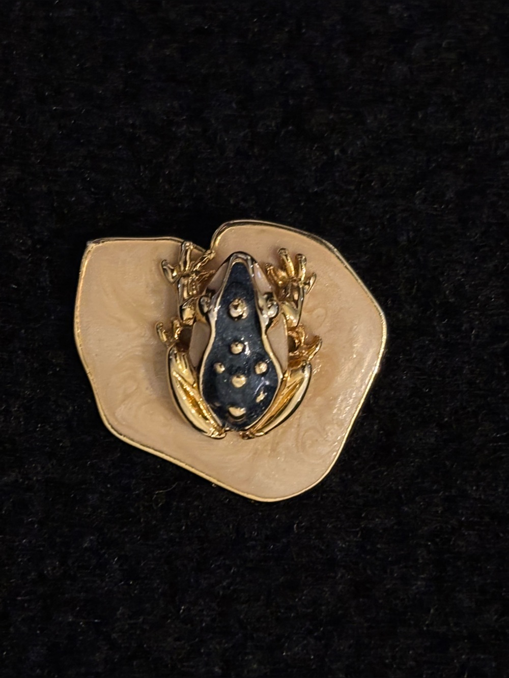 Vintage Signed Plume Canada Gold Tone Enamel Frog sitting on Lily Pad Brooch Pin